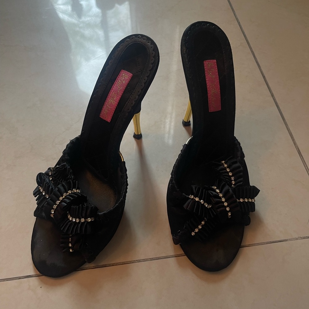 Betsey Johnson Elegant Black and Gold Women's Heels Vintage